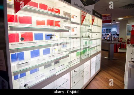 Regale sind leer gelassen im Rahmen der Schließung der Verfahren im Ladengeschäft Jessops. Stockfoto