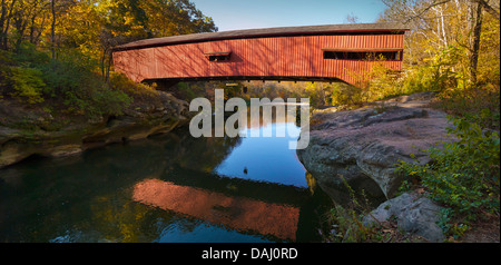 Genähte Panoramabild der Narrows Covered Bridge über Sugar Creek im Parke County, Indiana, Vereinigte Staaten von Amerika Stockfoto