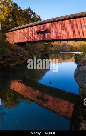 Verengt sich überdachte Brücke über Sugar Creek, Parke County, Indiana, Vereinigte Staaten von Amerika Stockfoto