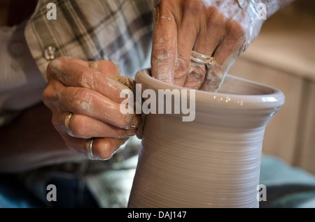 Potter an Eisen & Spitze, Bentonsport, Iowa, Vereinigte Staaten von Amerika Stockfoto