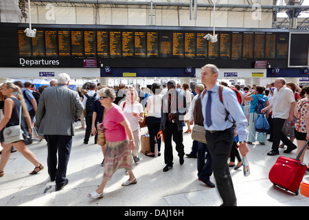 belebten Bahnhofshalle von Waterloo Hochbahn Staatsbahn Zug station London, Vereinigtes Königreich Stockfoto