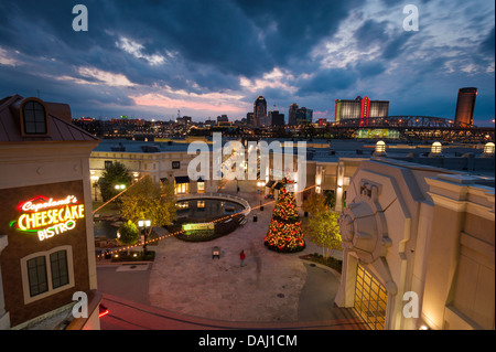 Shreveport Skyline aus Louisiana Boardwalk Shopping Center in Bossier City, Louisiana, Vereinigte Staaten von Amerika Stockfoto