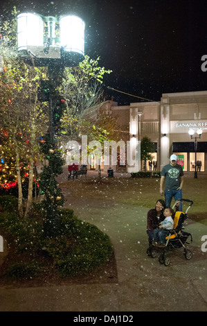 Kunstschnee für Weihnachtseinkäufe im Louisiana Boardwalk Shopping Center, Bossier City, Louisiana, Vereinigte Staaten von Amerika Stockfoto