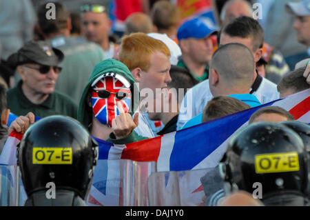 Belfast, Nordirland, 14. Juli 2013 - ein Loyalist Demonstrant mit Anschluß-Markierungsfahne Maske gibt die Polizei PSNI Finger Credit: Stephen Barnes/Alamy Live News Stockfoto