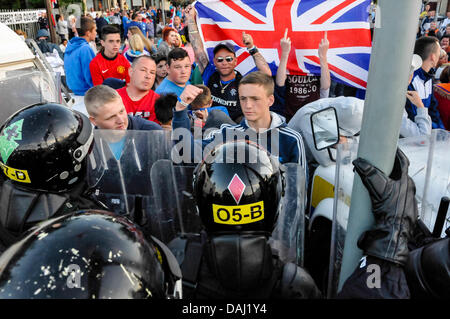 Belfast, Nordirland, 14. Juli 2013 - Polizei in Kampfmontur zurückhalten eine große Schar von Loyalisten auf Twaddell Avenue Credit sammeln: Stephen Barnes/Alamy Live News Stockfoto
