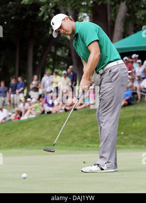 14. Juli 2013 - reagiert Silvis, ILLINOIS, USA - Jordan Spieth auf seinen Putt auf dem 9. green während der Endrunde der John Deere Classic Golfturnier am TPC Deere Durchlauf in Silvis, Illinois Sonntag, 14. Juli 2013. (Kredit-Bild: © Kevin E. Schmidt/ZUMAPRESS.com) Stockfoto