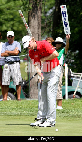 14. Juli 2013 Uhren - Silvis, ILLINOIS, USA - David Hearn seine Putt am 9. Grün in der letzten Runde des John Deere Classic Golfturnier am TPC Deere Durchlauf in Silvis, Illinois Sonntag, 14. Juli 2013. (Kredit-Bild: © Kevin E. Schmidt/ZUMAPRESS.com) Stockfoto