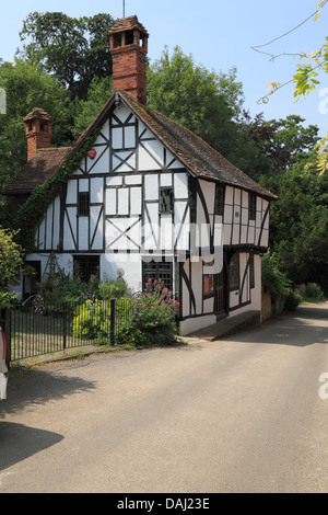 Malerische mittelalterliche halbe Fachwerkhaus Ferienhaus in Chilham Dorf in Kent UK. Ein beliebtes Touristenziel im Südosten Englands. Stockfoto