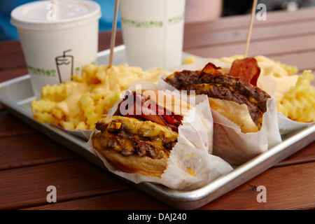 Burger und Pommes Frites von shake Shack Burger-Restaurant im Covent Garden in London, England uk neu eröffnet Stockfoto