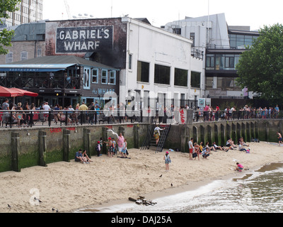 Ein Blick auf die kurze Strecke des sandigen Strandes von Gabriels Kai an der Themse in London Stockfoto