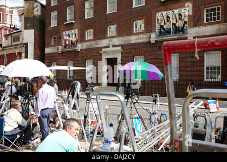 Medien der Welt versammeln sich vor dem Lindo Flügel der St. Marys Hospital, London, England Stockfoto