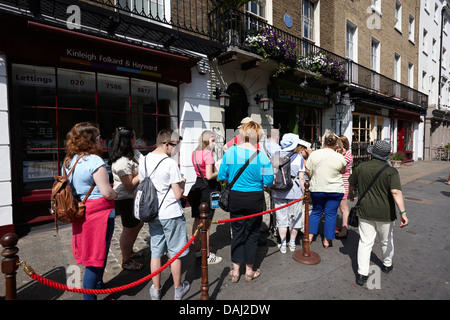 Schlange von Touristen außerhalb Sherlock Holmes Museum 221 b Baker street London, England uk Stockfoto