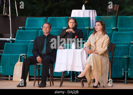 Mülheim-Ruhr, Deutschland. 14. Juli 2013. "Es Geht Immer Besser, Besser - Immer Besser... von Ödön von Horváth unter der Regie von Roberto Ciulli für Theater an der Ruhr, während der Weisse Nächte 2013 Saison, eine Reihe von kostenlosen Open-Air-Aufführungen im Raffelbergpark in Mülheim an der Ruhr, Deutschland. Foto: Bas/Alamy Live-Nachrichten Stockfoto