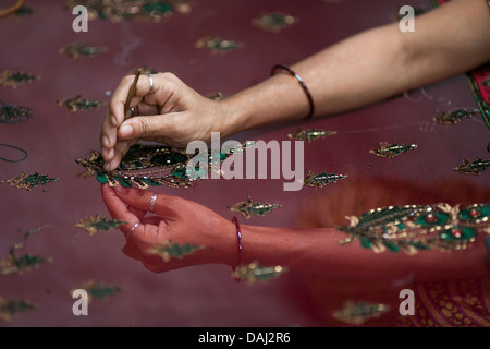 Eine Frau arbeitet auf Details auf eine traditionelle Jamdani Saree in Mirpur Benarashi Palli, Dhaka, Bangladesch, Bengali Armenviertel. Stockfoto
