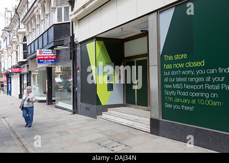 Schilder an Geschäften mit M & S geschlossen, in den Vordergrund, High Street, Newport, Gwent, Wales, UK Stockfoto