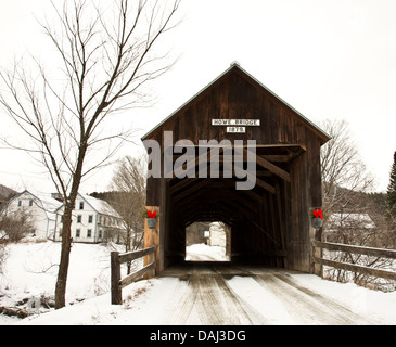 Historische Howe Covered Bridge Weihnachtsbogen Dekorationen, Land Winter Pfad im Schnee, ländliche Tunbridge, Vermont, USA, Neuengland, Winterlandschaften Stockfoto