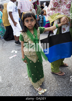 Jung, Mädchen aus Bangladesch am Strassenfest in "Little Bangladesch," in Brooklyn, New York, 2013. Stockfoto