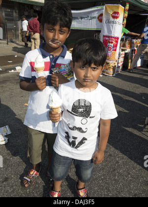 Bangladeshi Jungs essen Eis am Strassenfest in "Little Bangladesch," in Brooklyn, New York, 2013. Stockfoto