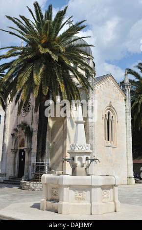 Erzengel Michael-orthodoxen Kirche und Brunnen auf Platz Trg Herceg Stjepan, Herceg Novi, Montenegro Stockfoto