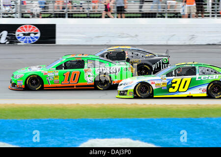 Loudon, NH, USA. 14. Juli 2013. 14. Juli 2013 geht - Loudon, New Hampshire USA - Sprint-Cup-Serie Treiber Danica Patrick (10) drei breit mit JJ Yeley (36) und David Stremme (30) während der NASCAR Sprint Cup Serie Camping World RV Sales 301 auf dem New Hampshire Motor Speedway in Loudon, New Hampshire statt. Eric Canha/CSM/Alamy Live-Nachrichten Stockfoto