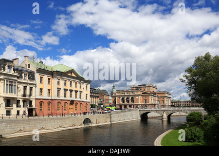 Blick von stallbron über die Stockholmer Strom, der Erbprinz Palace und die Royal Opera. Sager Haus auf der linken Seite. Stockfoto