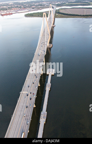 Luftaufnahme von Arthur Ravenel Bridge in Charleston, SC. Stockfoto