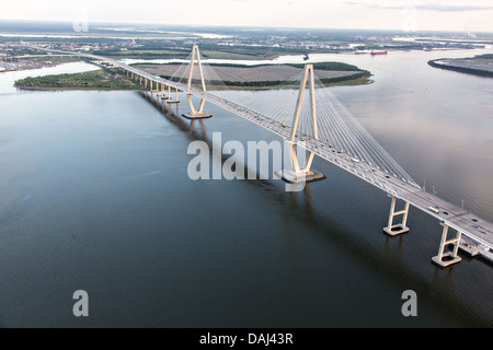 Luftaufnahme von Arthur Ravenel Bridge in Charleston, SC. Stockfoto