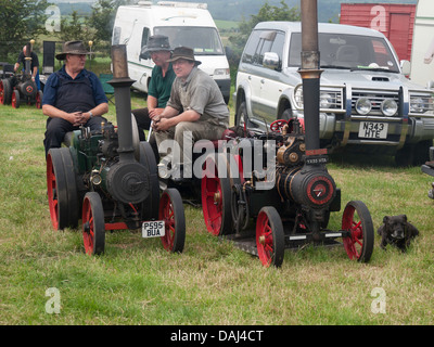 Fahrer mit ihren Arbeiten Skala Modell-Dampf-Lokomobile an eine landwirtschaftliche Erbe zeigen Stockfoto