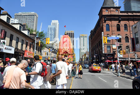 Toronto, Kanada. 13. Juli 2013. Sitzen auf jeder Schwimmer (Wagen) sind wunderschön geschmückten Gottheiten Jagannatha (ein anderer Name für Krishna oder Gott), Baladeva (Krishnas Bruder) und Subhadra (Krishnas Schwester). Die Prozession selbst symbolisiert das Ziehen des Herrn in unsere Herzen und somit erfolgt mit großem Pomp und Pracht.    Die Veranstaltung beginnt mit einer euphorischen Parade weltberühmten Yonge Street (Beginn um Bloor und weiter südlich zu Queens Quay). Bildnachweis: Nisarg Fotografie/Alamy Live-Nachrichten Stockfoto