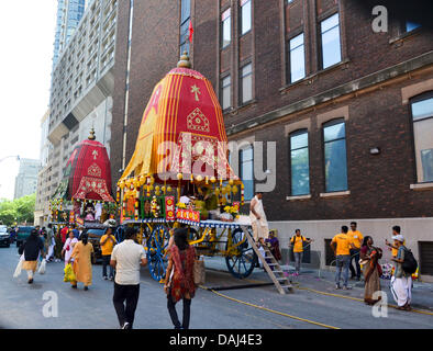 Toronto, Kanada. 13. Juli 2013. Sitzen auf jeder Schwimmer (Wagen) sind wunderschön geschmückten Gottheiten Jagannatha (ein anderer Name für Krishna oder Gott), Baladeva (Krishnas Bruder) und Subhadra (Krishnas Schwester). Die Prozession selbst symbolisiert das Ziehen des Herrn in unsere Herzen und somit erfolgt mit großem Pomp und Pracht.    Die Veranstaltung beginnt mit einer euphorischen Parade weltberühmten Yonge Street (Beginn um Bloor und weiter südlich zu Queens Quay). Bildnachweis: Nisarg Fotografie/Alamy Live-Nachrichten Stockfoto