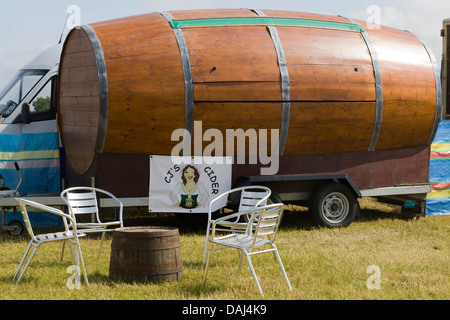 Ein riesiger Cider Fass mit Tisch und Stühle im Freien bei bei einer Show in England Stockfoto