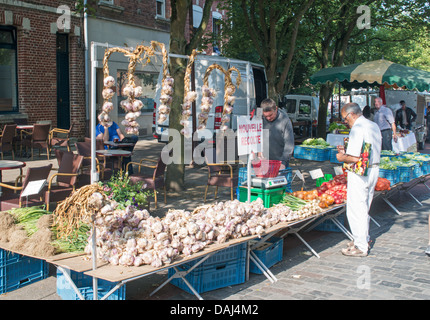 Open-Air-Marktstand verkaufen die neue Ernte von Knoblauch, Peronne, Nordfrankreich Stockfoto