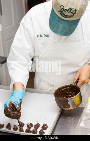 Herstellung von Schokolade in der Dolle Salz Wasser Taffy Fabrik in Ocean City, Maryland. Stockfoto