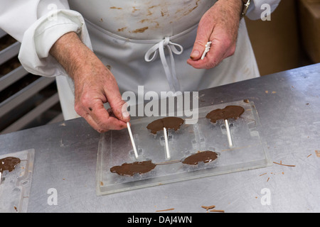 Herstellung von Schokolade in der Dolle Salz Wasser Taffy Fabrik in Ocean City, Maryland. Stockfoto