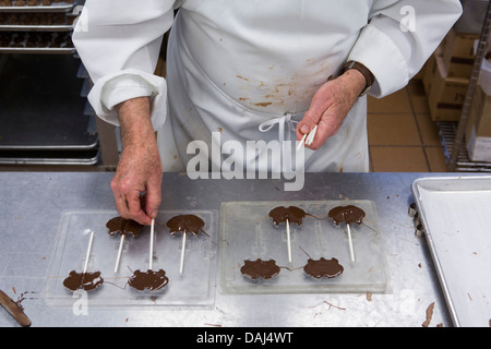 Herstellung von Schokolade in der Dolle Salz Wasser Taffy Fabrik in Ocean City, Maryland. Stockfoto