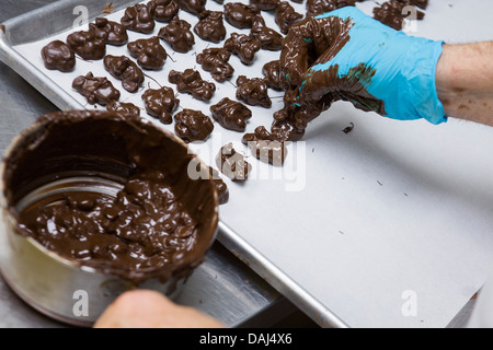 Herstellung von Schokolade in der Dolle Salz Wasser Taffy Fabrik in Ocean City, Maryland. Stockfoto