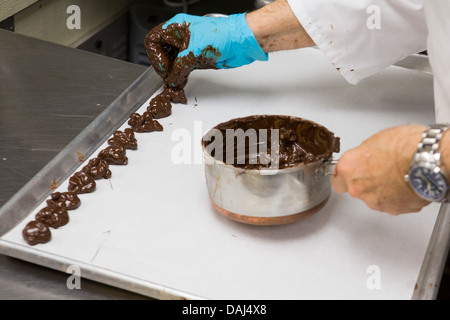 Herstellung von Schokolade in der Dolle Salz Wasser Taffy Fabrik in Ocean City, Maryland. Stockfoto