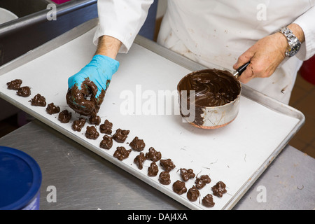 Herstellung von Schokolade in der Dolle Salz Wasser Taffy Fabrik in Ocean City, Maryland. Stockfoto