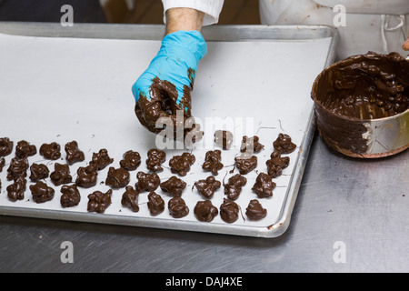 Herstellung von Schokolade in der Dolle Salz Wasser Taffy Fabrik in Ocean City, Maryland. Stockfoto