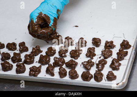 Herstellung von Schokolade in der Dolle Salz Wasser Taffy Fabrik in Ocean City, Maryland. Stockfoto