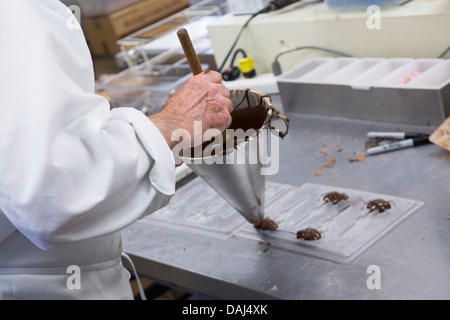 Herstellung von Schokolade in der Dolle Salz Wasser Taffy Fabrik in Ocean City, Maryland. Stockfoto