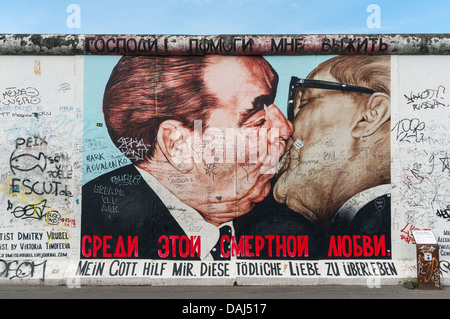 Brüderlichen Kuss (mein Gott, hilf mir, diese tödliche Liebe zu überleben) von Dimitri Vrubel, East Side Gallery, Berliner Mauer, Deutschland Stockfoto