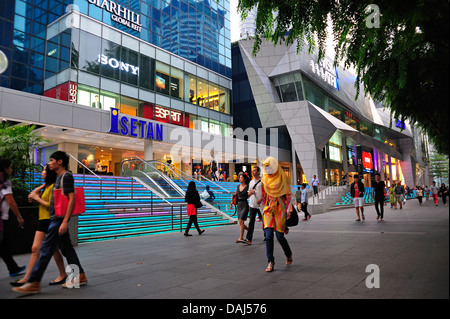 Shopper am Orchard Road Singapur Stockfoto