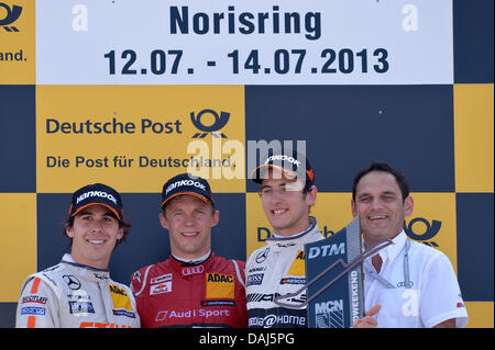 Nürnberg, Deutschland. 14. Juli 2013. Kanadische DTM-Rennfahrer Robert Wickens (L-R, Team HWA), schwedische Mattias Ekström (Abt Sportsline), Deutsche Christian Vietoris (Team HWA) und Hans-Jürgen Abt, stehen auf dem Podium nach dem Rennen auf dem Norisring wurde die fünfte Saison der DTM (deutsche Tourenwagenmeisterschaft) in Nürnberg, 14 Juli 2013.Wickens Sieger anschließend nach Audi pilot Ekstroem, weil ein Verstoß gegen den Parc-Fermé-Bedingungen disqualifiziert wurde erklärt. Foto: DAVID EBENER/Dpa/Alamy Live News Stockfoto