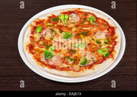 Pizza mit Shrimps und Broccoli am Tisch Stockfoto