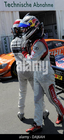 Nürnberg, Deutschland. 14. Juli 2013. Schwedische DTM-Rennfahrer Mattias Ekström (Abt Sportsline) jubelt nach dem Rennen auf dem Norisring die fünfte Saison der DTM (deutsche Tourenwagenmeisterschaft) in Nürnberg, 14. Juli 2013. Kanadische Wickens wurde Sieger erklärt, anschließend nach der Audi-pilot Ekström wegen einer Verletzung den Parc-Fermé-Bedingungen disqualifiziert wurde. Foto: DAVID EBENER/Dpa/Alamy Live News Stockfoto