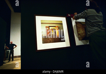 Einrichten von Fotoausstellung Nationalmuseum vor Start 6. afrikanische Begegnungen Fotografie Bamako Mali November 2005 Stockfoto