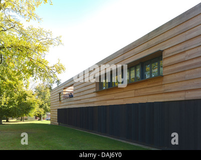 Pangbourne College, Pangbourne, Vereinigtes Königreich. Architekt: Mitchell Taylor Workshop 2012. Holz verkleidete Fassade mit Terrasse in pe Stockfoto