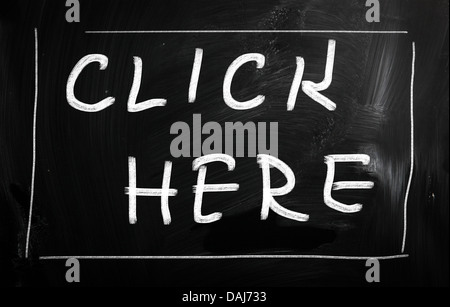 Klicken Sie hier, mit weißer Kreide auf einer Tafel handschriftliche Stockfoto