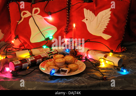 Mince Pies und Weihnachtsschmuck. Stockfoto